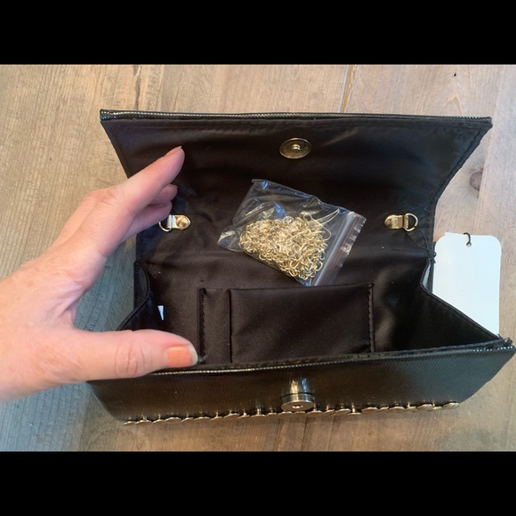 🔥Reduced $20!🔥 Gold & Black Metal stud Clutch - Picture 5 of 6